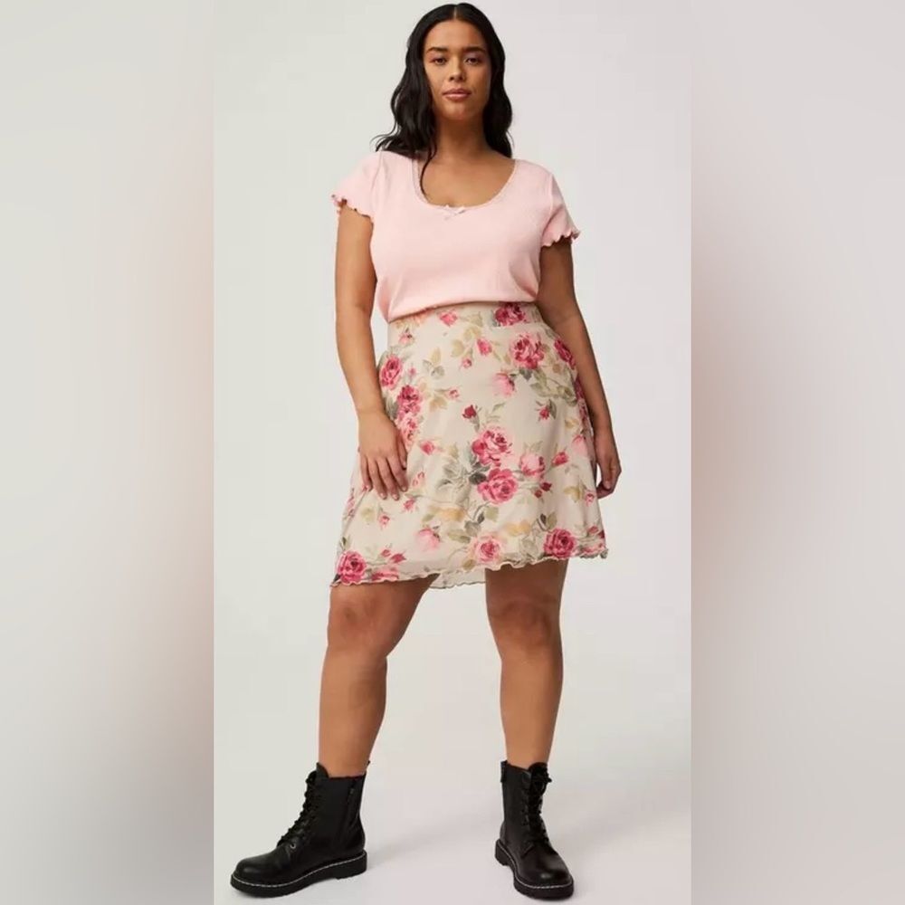 Torrid Mini A-Line Mesh Floral Skirt • Roses • Size 3 (22/24) • NWT